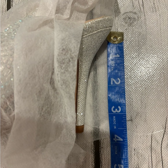 NIB Lauren Lorraine Rachel style silver sling back heels - Picture 6 of 6